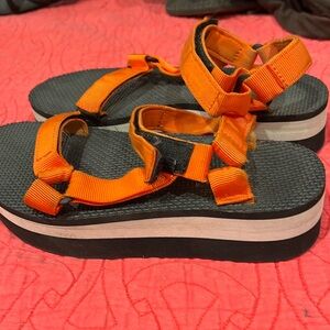 Teva flatforms sz 8 black & white on sole orange top color